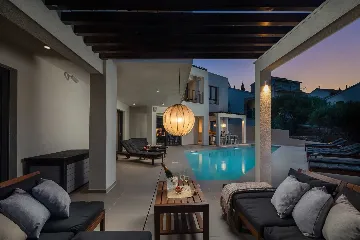 Beachfront Villa with Heated Pool, Okrug Gornji