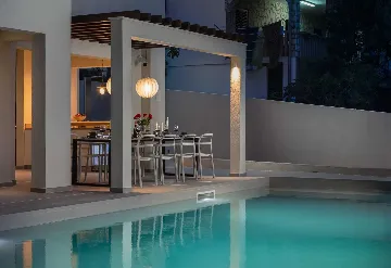 Beachfront Villa with Heated Pool, Okrug Gornji