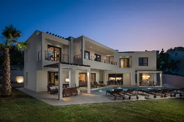 Beachfront Villa with Heated Pool, Okrug Gornji