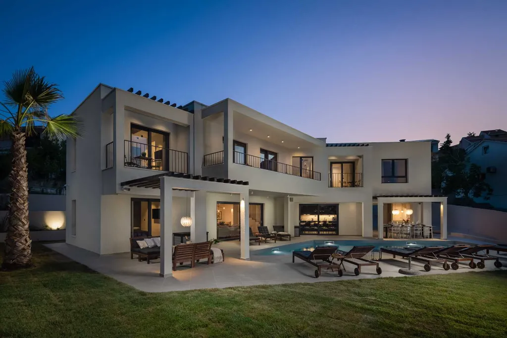 Beachfront Villa with Heated Pool, Okrug Gornji