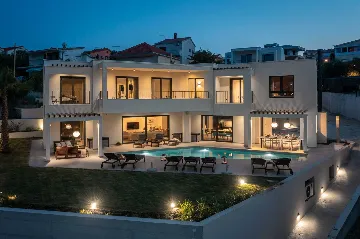 Beachfront Villa with Heated Pool, Okrug Gornji