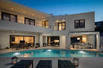 Beachfront Villa with Heated Pool, Okrug Gornji