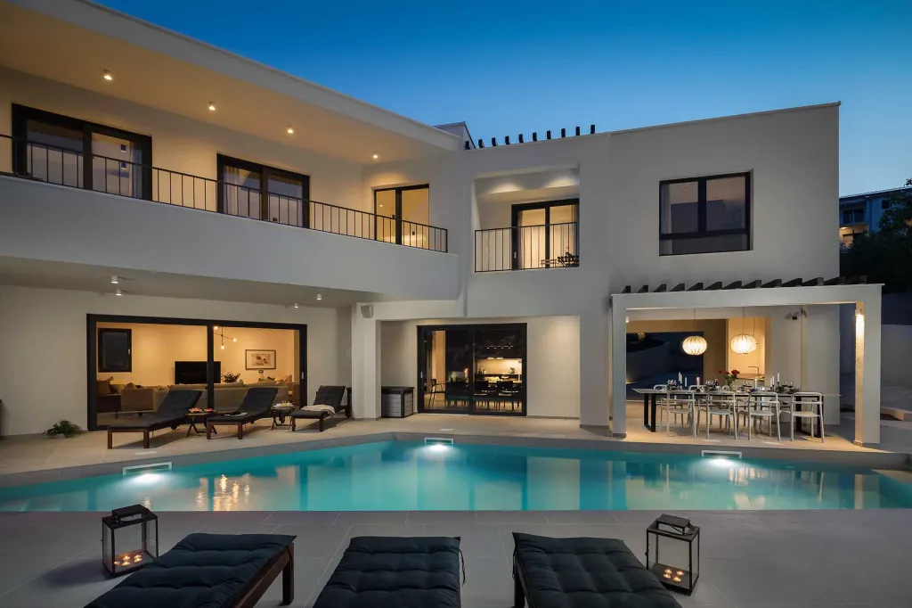 Beachfront Villa with Heated Pool, Okrug Gornji