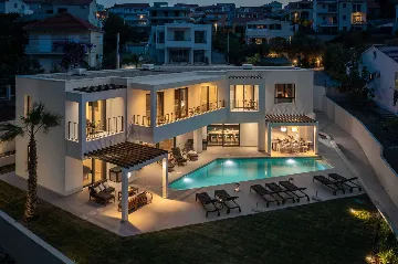 Beachfront Villa with Heated Pool, Okrug Gornji