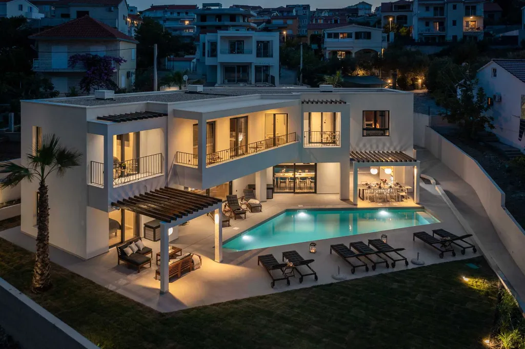 Beachfront Villa with Heated Pool, Okrug Gornji