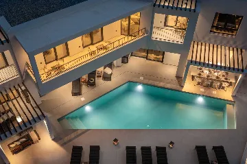 Beachfront Villa with Heated Pool, Okrug Gornji