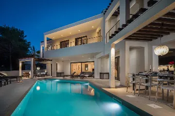 Beachfront Villa with Heated Pool, Okrug Gornji