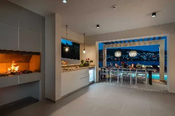 Beachfront Villa with Heated Pool, Okrug Gornji