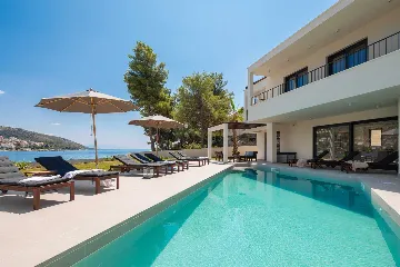 Beachfront Villa with Heated Pool, Okrug Gornji
