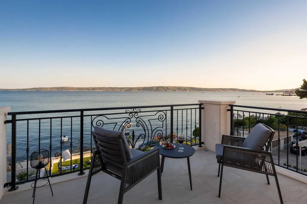 Modern Beachfront Villa with Pool in Kaštel Stari