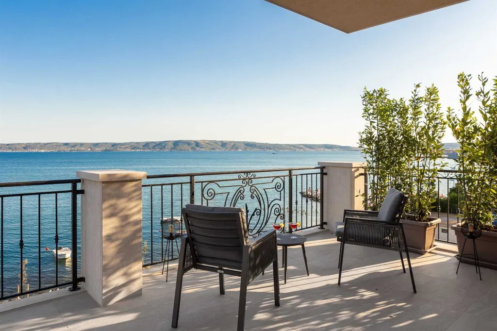 Contemporary Beachfront Villa with Pool, Kaštel Stari