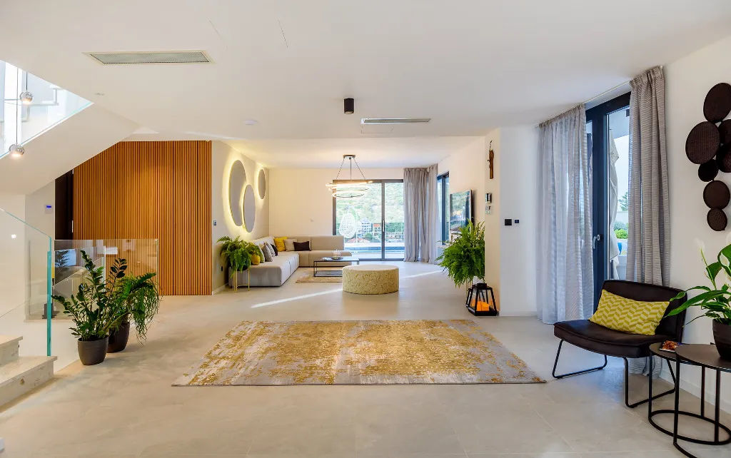 Modern Family Villa with Pool in Marina