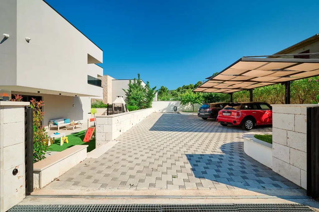 Modern Family Villa with Pool in Marina