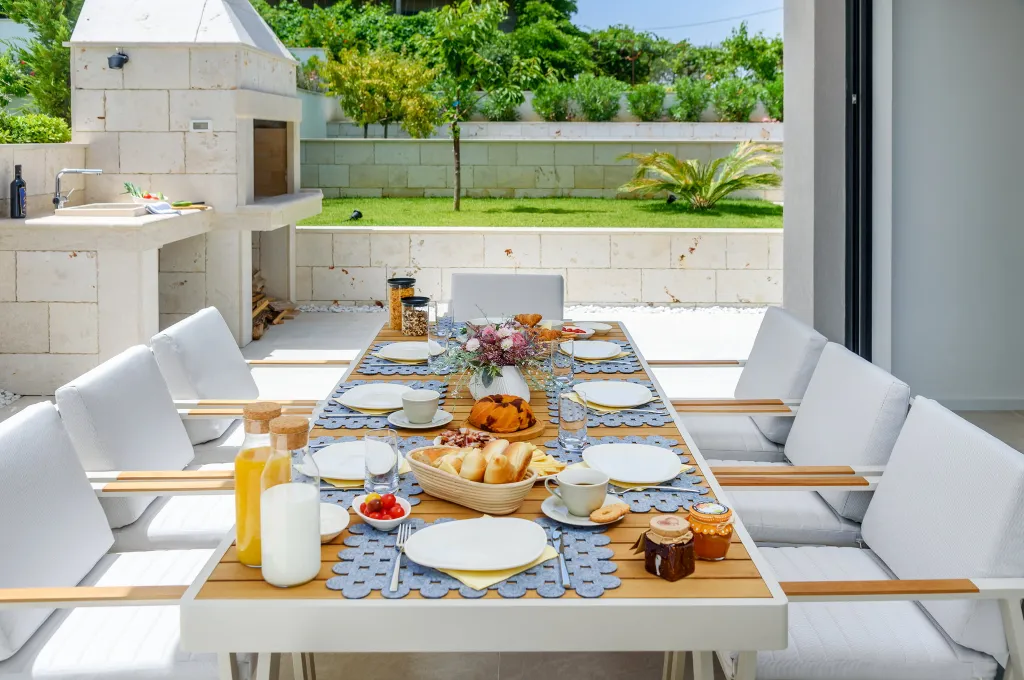 Modern Family Villa with Pool in Marina