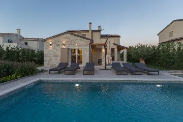 Modern Family Villa with Pool in Tar