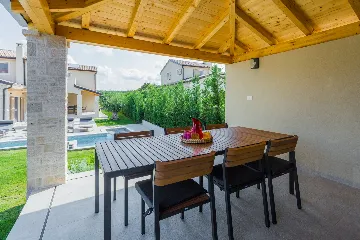 Modern Family Villa with Pool in Tar