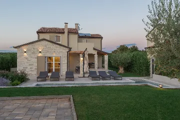 Modern Family Villa with Pool in Tar