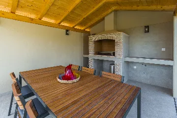 Modern Family Villa with Pool in Tar