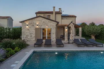 Modern Family Villa with Pool in Tar