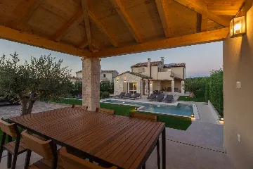 Modern Family Villa with Pool in Tar