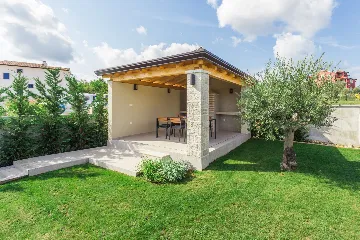 Modern Family Villa with Pool in Tar