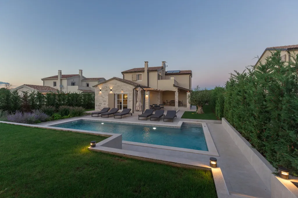 Modern Family Villa with Pool in Tar