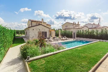 Modern Family Villa with Pool in Tar