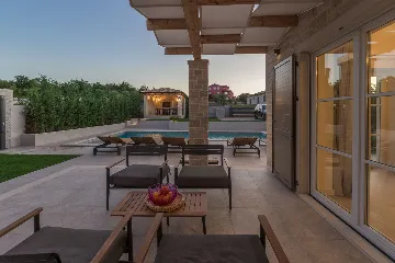 Modern Family Villa with Pool in Tar