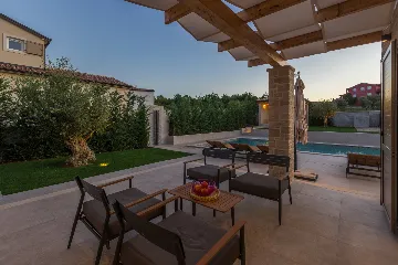 Modern Family Villa with Pool in Tar