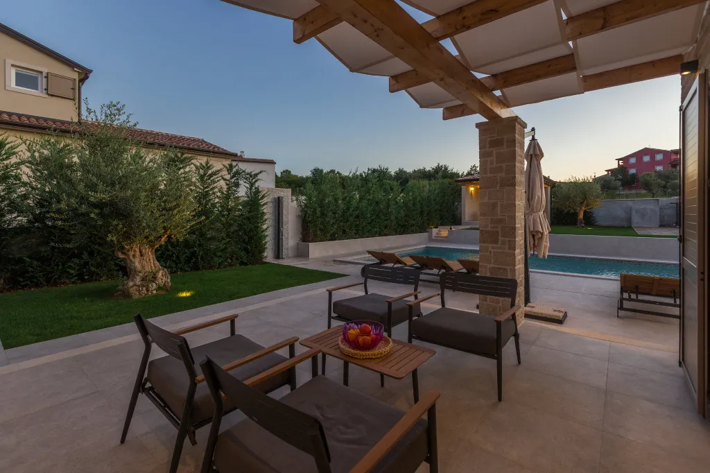 Modern Family Villa with Pool in Tar