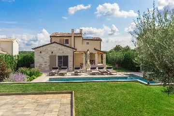 Modern Family Villa with Pool in Tar