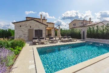 Modern Family Villa with Pool in Tar