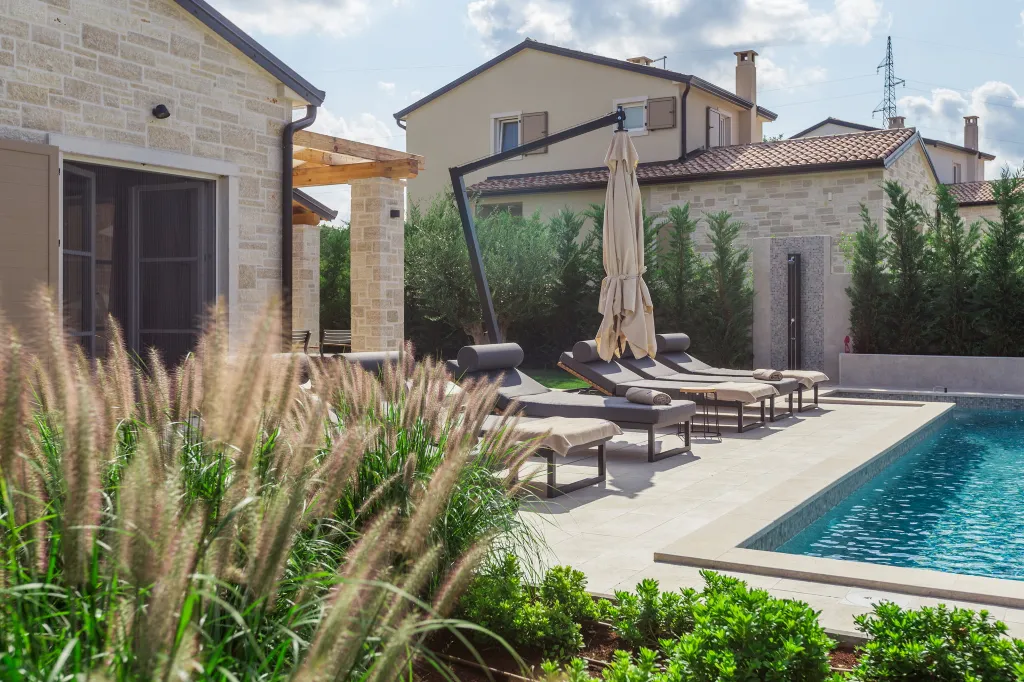Modern Family Villa with Pool in Tar