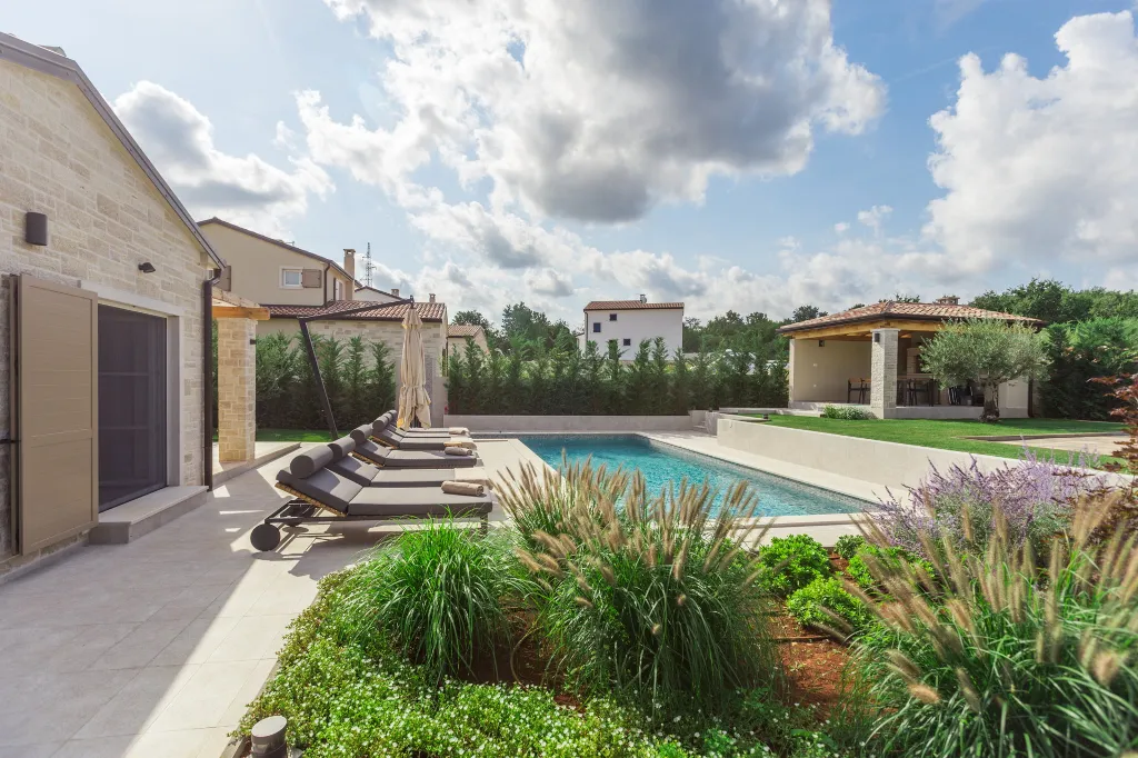 Modern Family Villa with Pool in Tar
