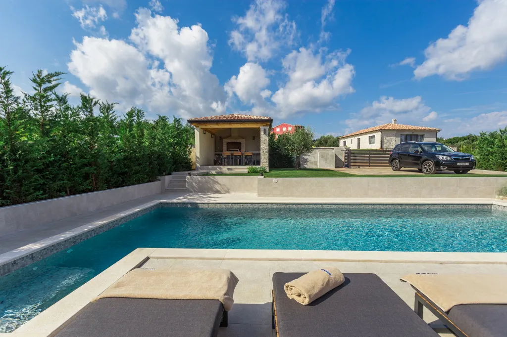 Modern Family Villa with Pool in Tar