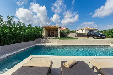 Modern Family Villa with Pool in Tar