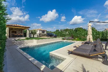 Modern Family Villa with Pool in Tar