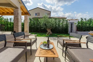 Modern Family Villa with Pool in Tar