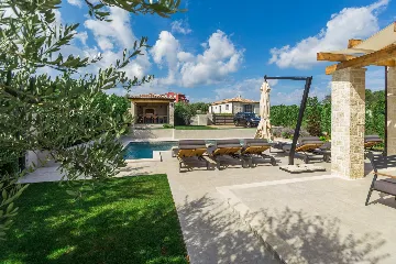 Modern Family Villa with Pool in Tar