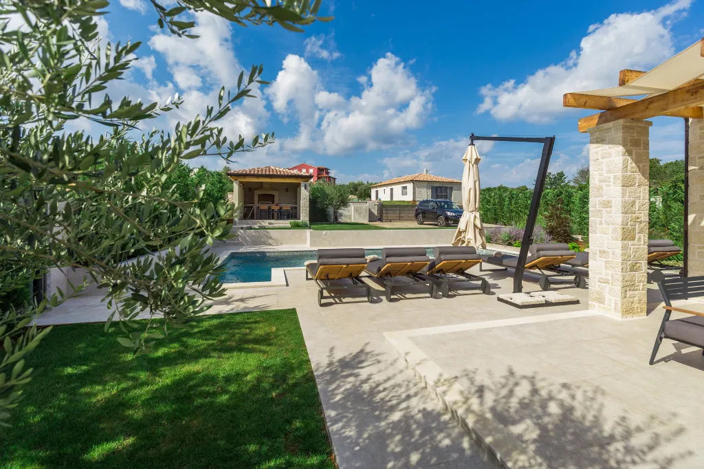 Modern Family Villa with Pool in Tar