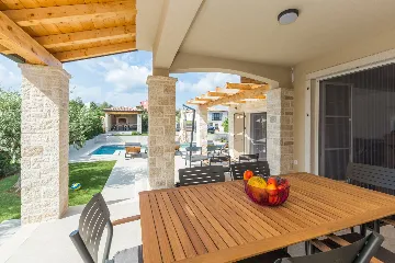 Modern Family Villa with Pool in Tar