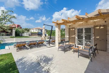 Modern Family Villa with Pool in Tar