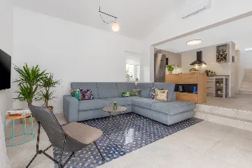 Modern Family Villa with Pool in Tar