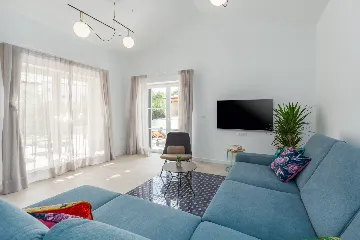 Modern Family Villa with Pool in Tar