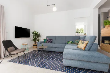 Modern Family Villa with Pool in Tar