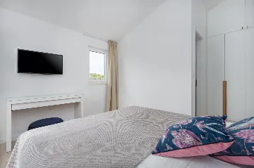 Modern Family Villa with Pool in Tar