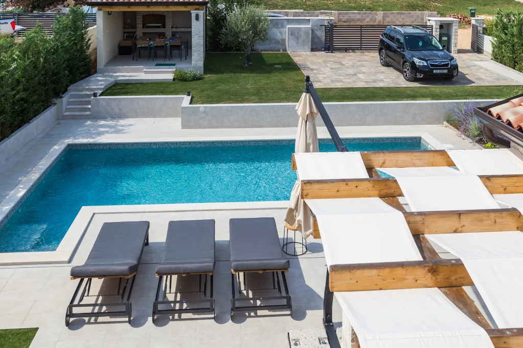 Modern Family Villa with Pool in Tar