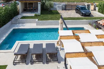 Modern Family Villa with Pool in Tar