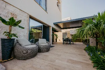 Modern 3-Bedroom Villa with Pool in Okrug Gornji