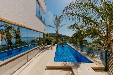 Modern 3-Bedroom Villa with Pool in Okrug Gornji